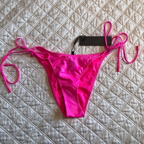 Vinca Pitaya Floral Bottom - Picture 2 of 3